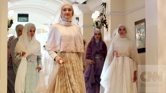 Irna Mutiara, desainer gaun pengantin muslimah di balik label Irna La Perle menampilkan koleksinya dalam peragaan busana Luminescence.