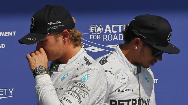 Hamilton dan Rosberg terlibat insiden lempar topi usai GP AS. Semua bermula ketika Hamilton berupaya memberi topi podium kepada Rosberg dengan melemparnya.