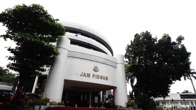 Marwan diduga terkena serangan jantung. Almarhum Marwan sempat masuk bursa calon Jaksa Agung sebelum akhirnya Presiden Jokowi memilih M Prasetyo.