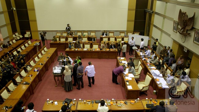 Satu calon hakim agung lainnya yakni Muslich Bambang Luqmono tidak lolos lantaran hanya memperoleh 13 suara. Sedangkan lainya mendapat 38 suara masing-masing.