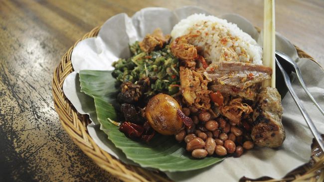 Hari ini, hidangan klasik Bali disajikan di mana-mana dari warung-warung kecil sampai restoran kelas atas.