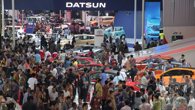 Tren penurunan penjualan kendaraan roda dua dan empat di Indonesia belum juga menunjukkan tanda-tanda perbaikan di awal 2016.