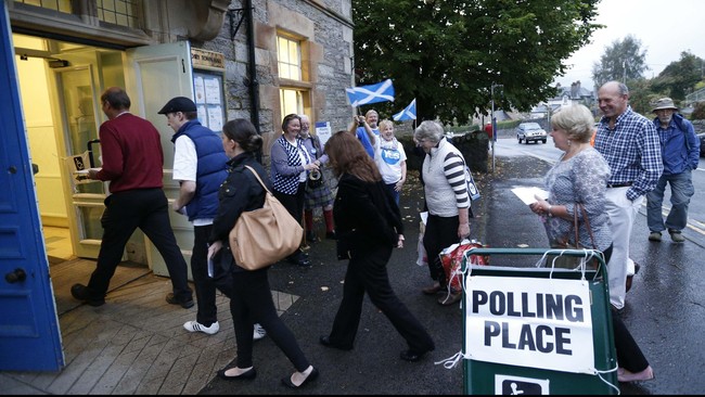 Selang beberapa minggu setelah referendum Skotlandia September lalu, warga Skotlandia menuding David Cameron bersama tiga partai besar Inggris ingkar janji