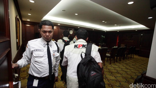 Belasan penyidik kepolisian dikabarkan mengajukan&nbsp;pengunduran diri dari anggota kepolisian. Kepolisian belum memberikan jawaban atas ajuan tersebut.