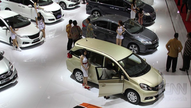 Realisasi penjualan mobil Group Astra selama Januari-September 2014 mencapai 476.239 unit, turun 2,4 persen dari periode yang sama tahun lalu 478.653 unit.