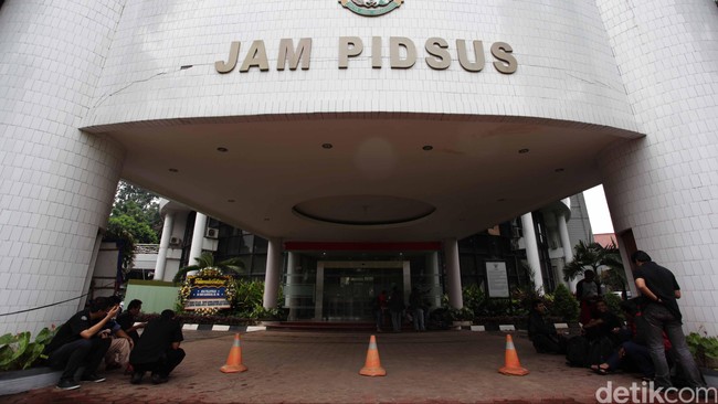 Mantan anggota DPRD Jateng Prawoto Saktiari korupsi APBD Jateng 2003 sebesar Rp 14,8 miliar.