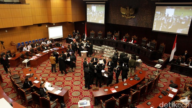 Mereka yang berniat menggugat UU Pilkada antara lain aktivis antikorupsi Teten Masduki. Ia tak percaya DPRD bisa memilih kepala daerah dengan benar.