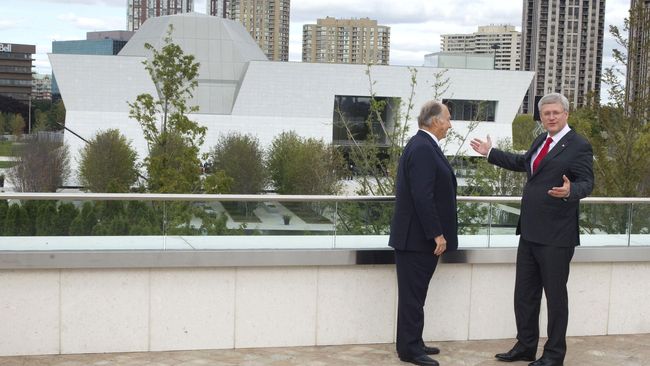 Museum Aga Khan dan Ismaili Centre yang dibangun dengan dana US$ 300 juta atau senilai Rp 3,5 triliun tersebut berada di pinggiran kota Toronto, Kanada, Amerika Utara