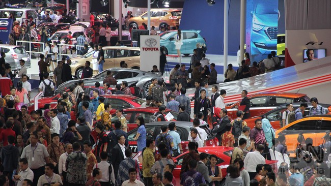 Penyelenggara Paris Motor Show menghentikan sebagian besar konten acara karena virus corona namun masih berharap bisa menggelar porsi kecil.