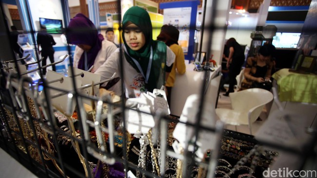 Selain fasiltias kredit, hal yang juga harus dilakukan untuk mendorong pertumbuhan sektor UMKM adalah edukasi di dalam penyuluran hasil produksi