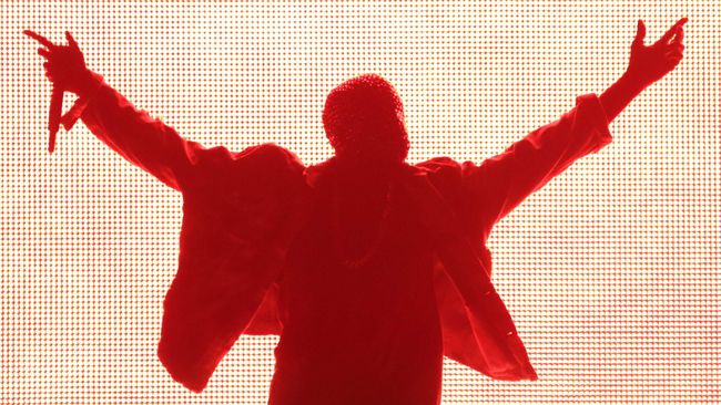 Ada momen canggung dalam konser Kanye West di Sydney. Pasangan Kim Kardashian itu memaksa penontonnya berdiri, awalnya tanpa pengecualian.