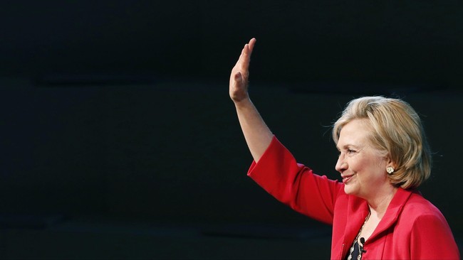 Hillary Clinton mulai membangun jaringan politik dan mempekerjakan beberapa staf. Istri Bill Clinton ini berpotensi menjadi presiden wanita pertama AS.