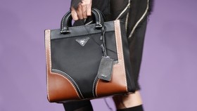 Cara Unik Prada 'Memanusiakan' Tas Tangan