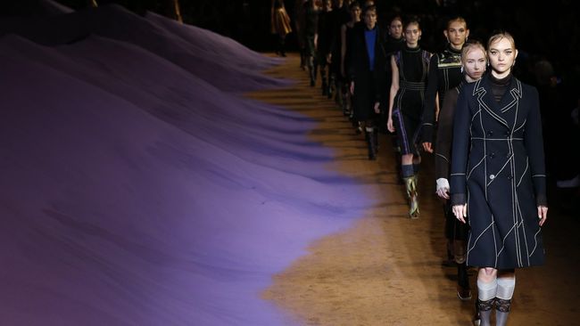 Koleksi Prada pada Milan Fashion Week sempat menimbulkan pertanyaan di benak para pengunjung. Kesan klasik hadir, tapi&nbsp;nuansa modernnya tidak lekang.