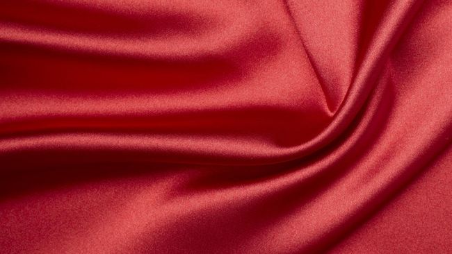 Velvet atau beludru tampaknya kembali menjadi tren dalam busana perempuan. Terlihat beberapa ikon fesyen mulai mengenakan bahan pakaian ini.
