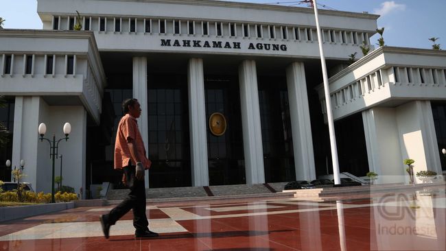 Jumlah hakim agung dalam lingkup mahkamah agung paling banyak