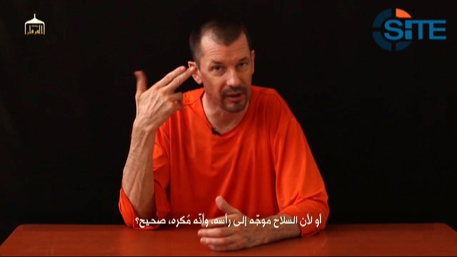 John Cantile, jurnalis foto asal Inggris yang diculik di Suriah dua tahun lalu, kini muncul dalam video terbaru ISIS dan mengancam pemerintah AS dan Inggris.