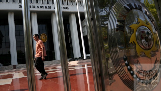 Ketua PN Tembilahan, Indragiri Hilir, Riau, bernama Erstanto Windiolelono terbukti mengeluarkan surat permintaan sejumlah uang atas nama pengadilan.