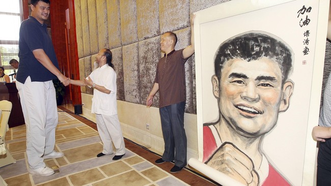 Berbicara tentang olahraga Tiongkok tak mungkin terlepas dari nama Yao Ming. Ia adalah atlet Tiongkok pertama yang namanya demikian mendunia.