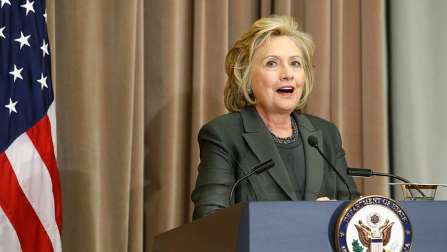 Mantan Menlu Hillary Clinton telah menghapus secara permanen surat elektronik yang tersimpan di server pribadinya, namun membantah menghapus data penting.