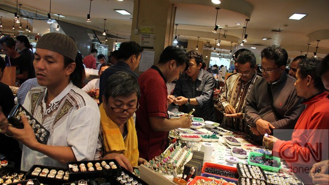 Para pedangan dan perajin batu akik di Pasar Rawa Bening terpukul oleh tren pasar pada 2014 yang hanya memberi keuntungan tinggi dalam sekejap.