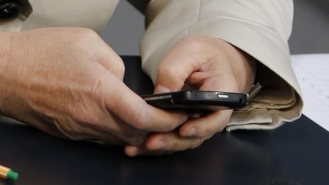 Pemerintah dinilai perlu memberikan penyuluhan kepada warga kurang mampu yang menerima bantuan non-tunai setiap bulan dari pemerintah lewat kartu SIM ponsel.