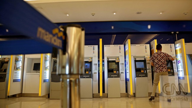 Manajemen Bank Mandiri memperkirakan dua pekan sebelum dan setelah Idul Fitri, biasanya penarikan uang di ATM naik dua kali lipat dari hari biasanya.