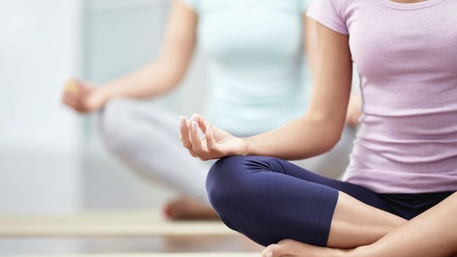 Jika Anda termasuk penganut gaya hidup modern, sebaiknya menggurangi sedikit penggunaan teknologi dan mengimbanginya dengan melakukan yoga.
