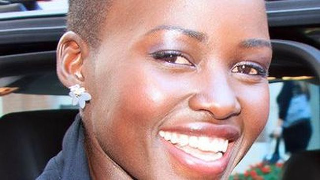 Acara Sesame Street dikunjungi aktris yang baru saja dinobatkan menjadi 'orang paling cantik' 2014 oleh majalah People, Lupita Nyong'o.