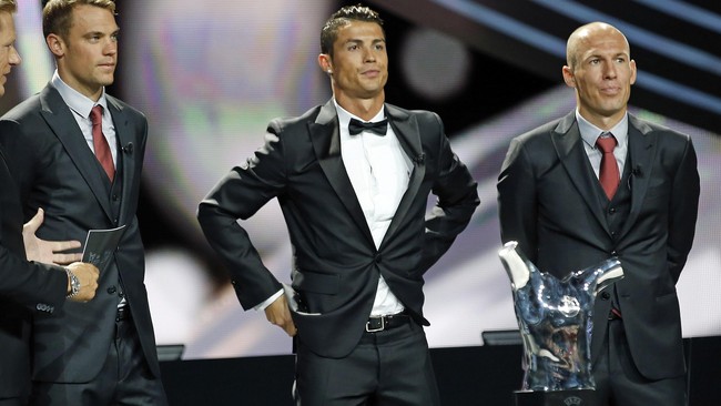 Kiper terbaik Piala Dunia 2014 Manuel Neuer menyindir salah satu pesaingnya untuk meraih Balon d'Or, Cristiano Ronaldo sebagai model celana dalam.