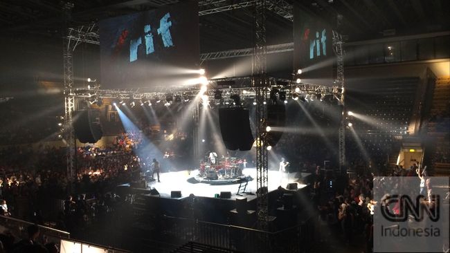 Band asal Bandung yang dibentuk tahun 1995 itu masih mampu menghipnotis barudak /rif--sebutan untuk penggemar /rif-- dengan lagu-lagu lawas andalannya.