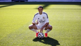 Ombang-ambing Nasib Chicharito