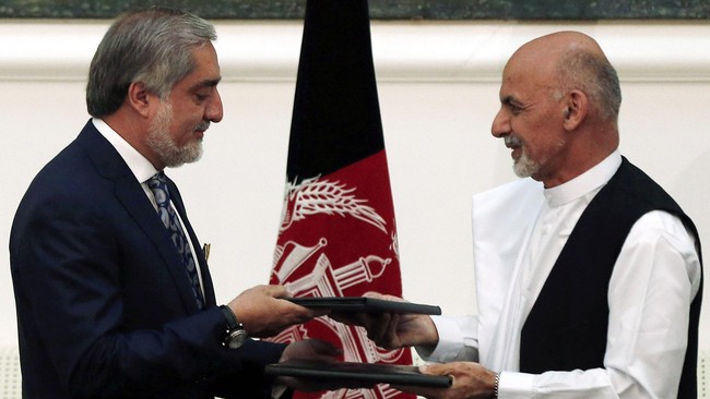 Dua calon presiden yang bersaing di Afghanistan sepakat membagi kekuaaan setelah berbulan-bulan terjadi kekacauan soal hasil pemilu.