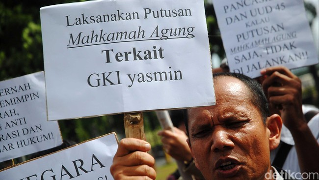 Pemerintah kaji regulasi yang dinilai tak sejalan dengan upaya memberikan perlindungan terhadap seluruh pemeluk agama.