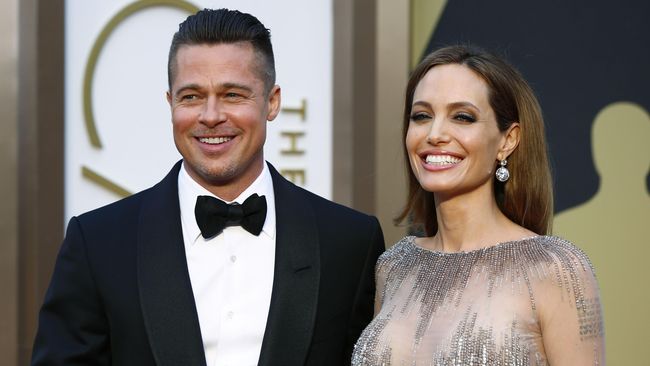 Masing-masing memainkan langkah untuk saling menyerang. Kini Jolie menyebut Pitt 'takut publik mengetahui kebenaran kasus perceraiannya.'