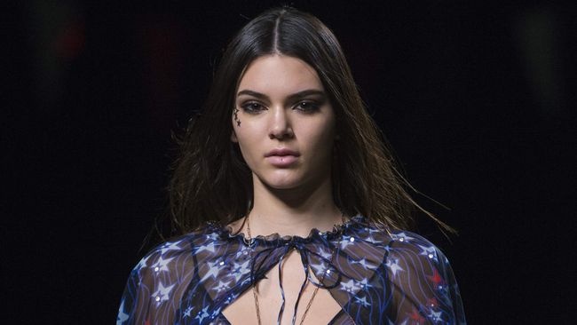 Walau merayakan Paskah dengan cara di luar kebiasaan, Kendall tetap patuh kepada orang tuanya dan ikut pergi ke gereja.