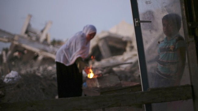 Setengah tahun setelah invasi Israel, warga Gaza masih tinggal di tenda dan reruntuhan, sementara badan PBB kekurangan dana untuk membangun Gaza.