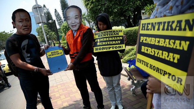 Jokowi diminta dapat bersikap tegas dalam memilih nama-nama menteri yang sudah diberi penilaian oleh KPK dan PPATK.