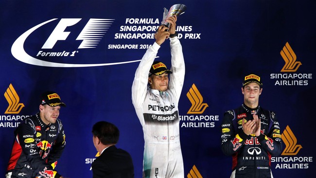 Lewis Hamilton mampu memanfaatkan kegagalan Nico Rosberg menyelesaikan balapan untuk meraih juara di GP Singapura dan mengambil alih klasemen sementara.