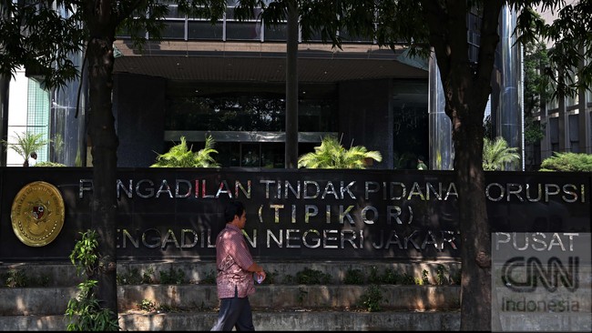 Sebuah foto pertemuan antara Akil Mochtar dan Muhtar Ependy diperlihatkan di persidangan. Saksi membenarkan ada pertemuan antara keduanya di ruang kerja MK.