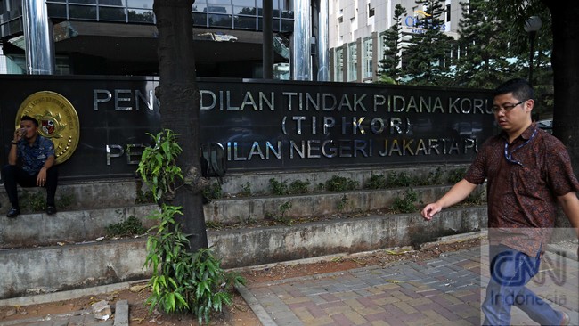 Jaksa KPK menuntut pengacara Raoul hukuman 7,5 tahun penjara dan denda Rp200 juta subsidier enam bulan kurungan. Dia didakwa kasus suap hakim PN Jakarta Pusat.