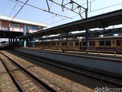 Cegah Virus Corona, PT KCI Bagikan Masker di Stasiun KRL