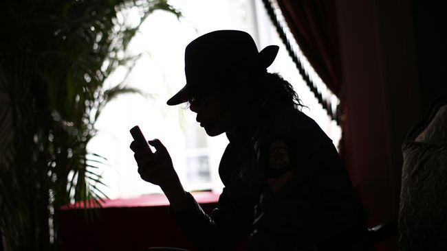 Sky Arts memutuskan tidak menayangkan episode Michael Jackson setelah putri MJ, Paris Jackson berkata ia 'ingin muntah' melihat cuplikannya.