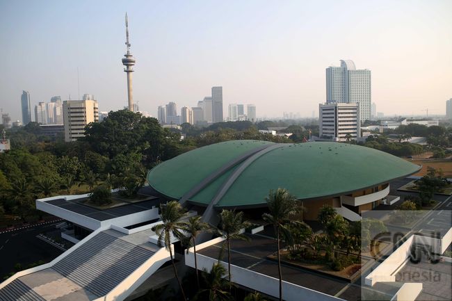 Cerita 'Memalukan' di Balik Pendudukan DPR Mei 1998 Di tengah situasi tegang dan isu sweeping, mahasiswa berkeliaran bebas di Gedung DPR. Ingin minum kopi, dilayani office boy. Lapar, makanan melimpah.