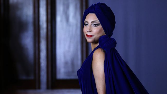 Jika mendengar Lady Gaga bernyanyi di album terbaru yang ia luncurkan bersama Tony Bennett, runtuhlah seluruh citra anehnya. Ia bernyanyi jazz.