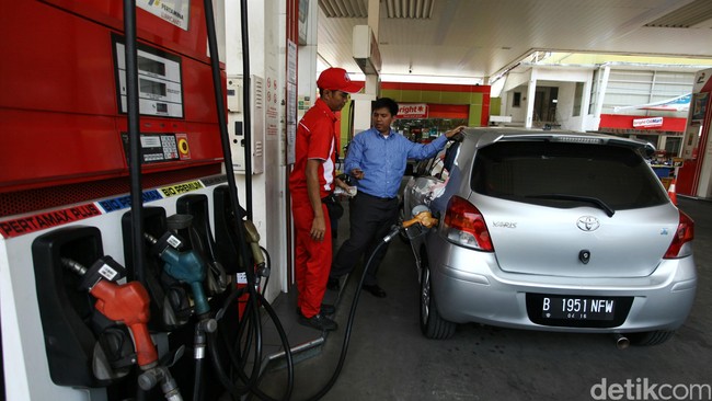 Meski penyaluran BBM berpotensi melebihi kuota yang ditetapkan, Pertamina berjanji akan terus menjaga stok BBM sehingga tidak langka.