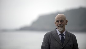 John Malkovich Banting Setir Jadi Perancang Busana