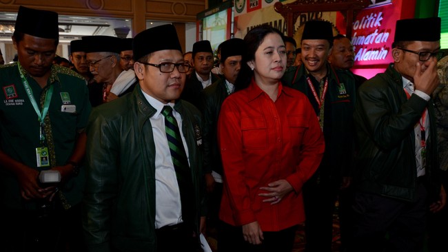Kedatangan pemimpin Partai Kebangkitan Bangsa itu terlihat istimewa. Alasannya kendaraan yang membawa Cak Imin diparkir di samping Istana Merdeka