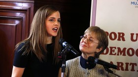 Emma Watson Bagi-bagi Buku di Jalur Kereta Api London
