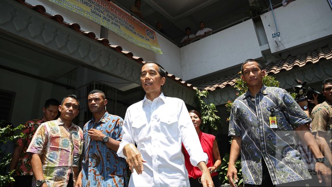 Jokowi menuju ruang ICU Royal Bali Hospital untuk menjenguk Cornelis Lay, anggota perumus Kongres IV PDIP yang pingsan di kamarnya di hotel lokasi Kongres.